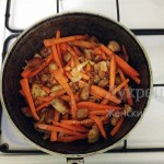 Обжаренная морковь и мясо